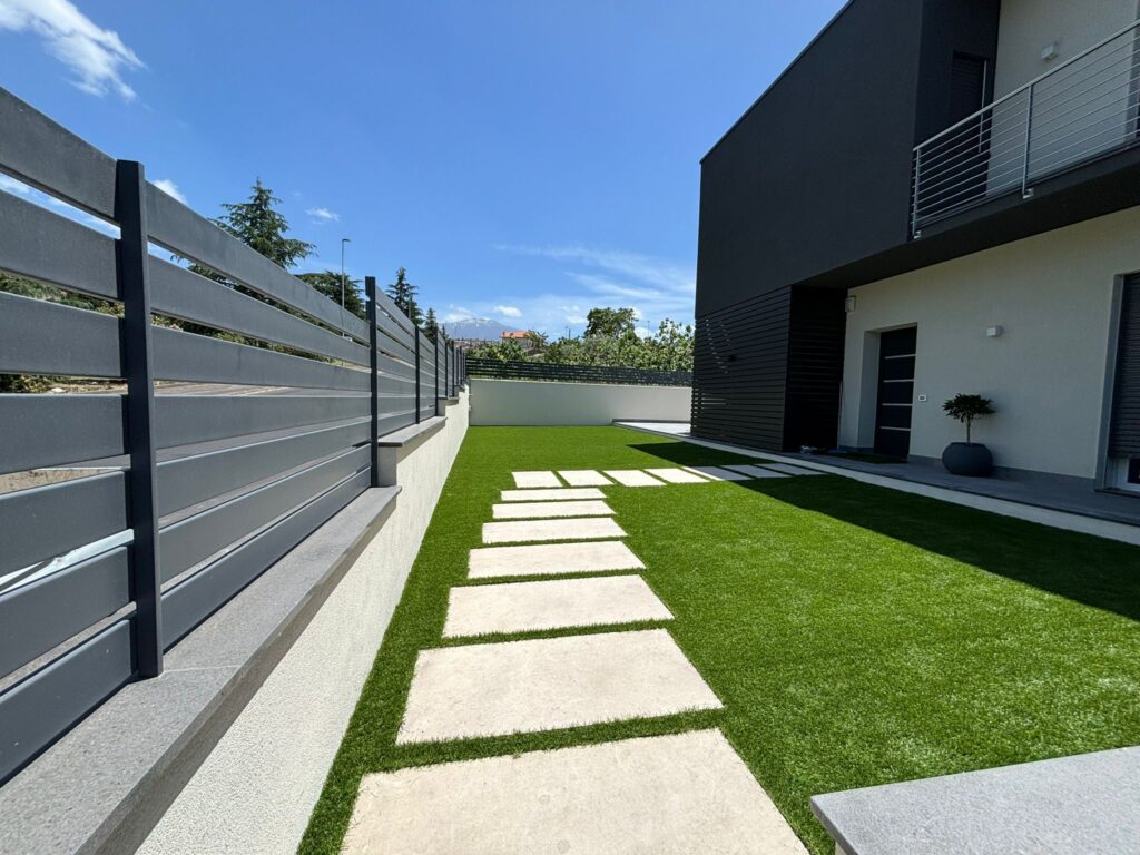 casa privata bronte con erba sintetica mondialgreen